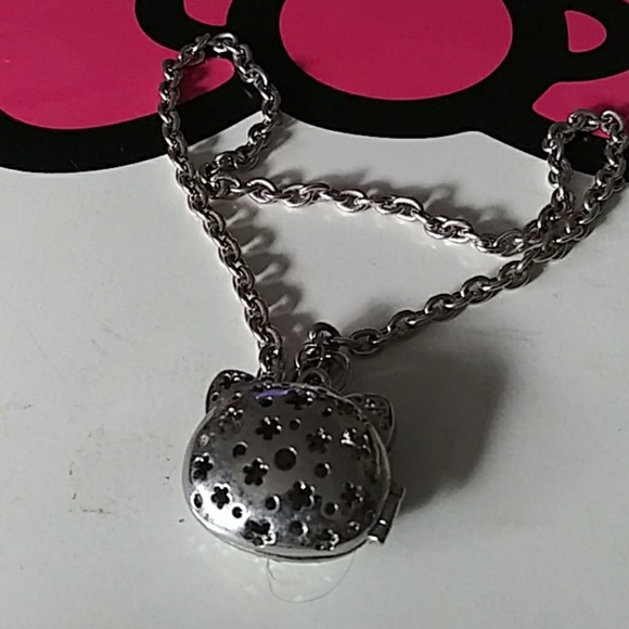 Hello Kitty Pendant - Picture 3 of 4